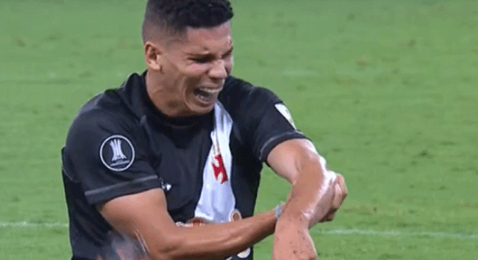 Jogadores do Fla manifestam apoio a Paulinho, após lesão no braço de vascaíno
