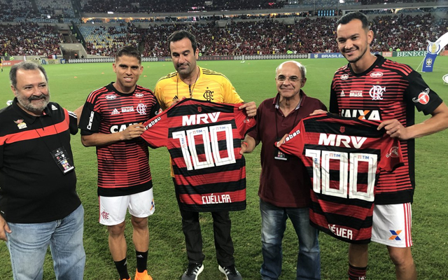 Cuéllar e Réver são homenageados pela marca de 100 jogos no Flamengo