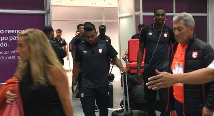 Santa Fe chega ao Rio e zagueiro não vê vantagem por jogo ser sem torcida