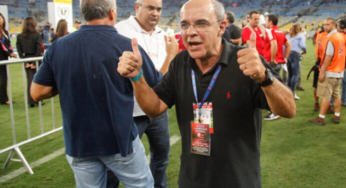 Bandeira de Mello comenta sobre possível efetivação de Barbieri: “não tem muita diferença”