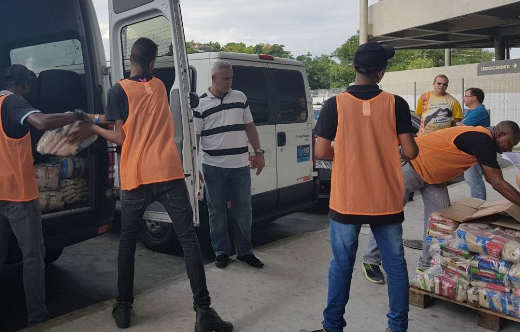 Orlean e Lomba comemoram sucesso de treino aberto do Fla e alimentos começam a ser doados