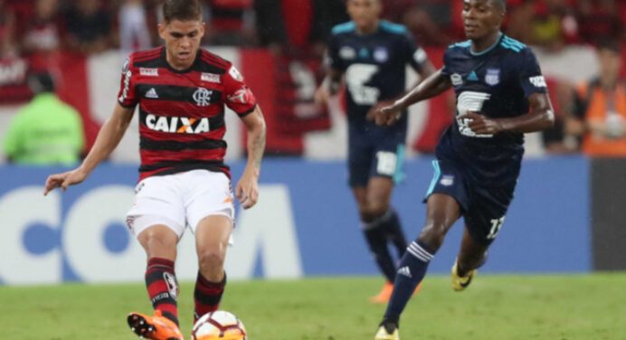 Jornalista se rende a Cuéllar e afirma: “Joga mais do que o Mascherano”