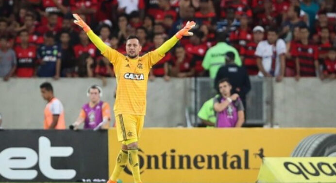 Calçade diz por que Diego Alves se sente “intocável” no Fla: “Foi contratado como Deus e se convenceu disso”