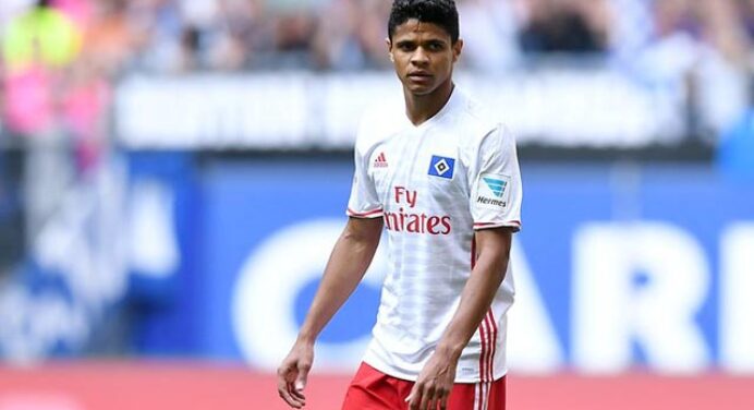 Vale investir? Rubro-negro, lateral Douglas Santos tem permanência incerta no Hamburgo