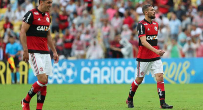 Comentarista afirma que Léo Duarte e Rhodolfo merecem titularidade no Fla, mesmo com retorno de medalhões
