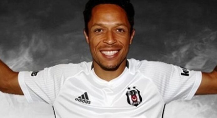 Lateral Adriano tenta liberação para jogar no Fla, garante jornal turco