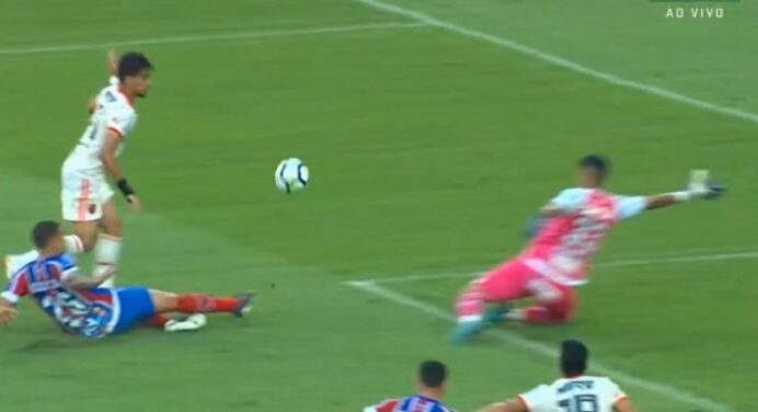 Vídeo: Lucas Paquetá amplia o placar após passe milimétrico de Renê