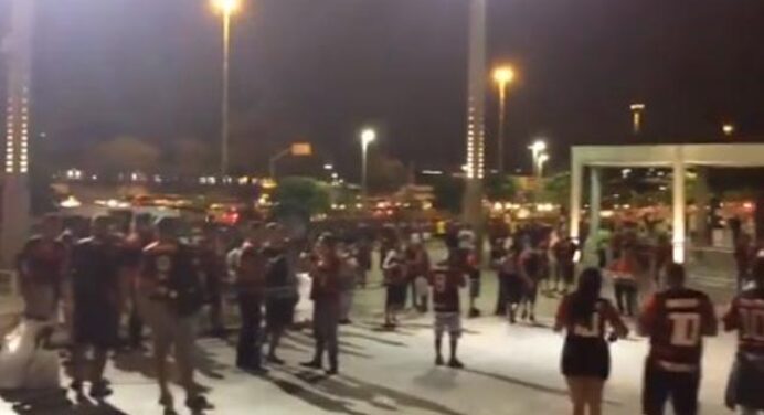 “Norte, norte, norte”: cambistas atuam no Maracanã em partida decisiva da Libertadores