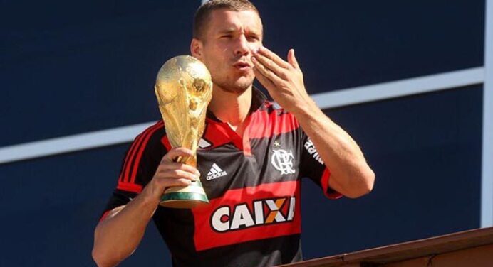 Podolski afirma estar na torcida pelo Flamengo na final da Libertadores: “Vamos com tudo”