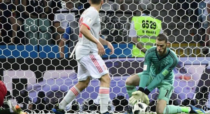Frango de goleiro da Espanha rende piadas comparando-o a Alex Muralha, ex-Fla