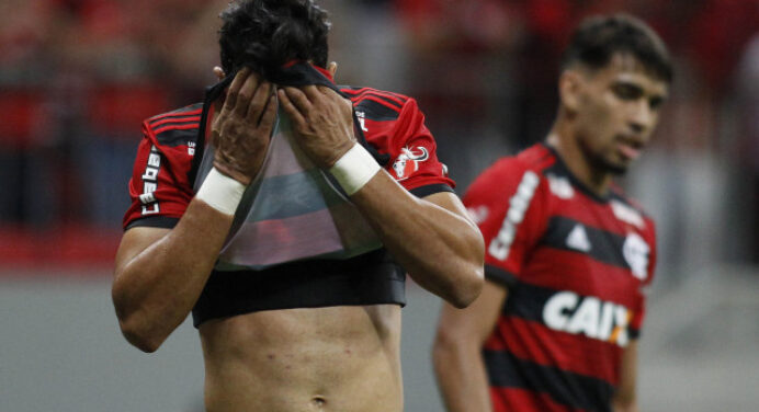 Bizarro! Dourado é proibido de entregar camisa para goleiro do Flu