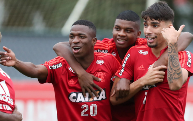 Vinícius Júnior completa 18 anos e recebe felicitações de jogadores do Fla