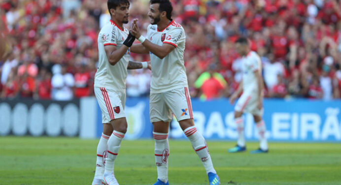 Casas de apostas colocam Flamengo como amplo favorito contra o Corinthians no jogão de domingo no Maracanã