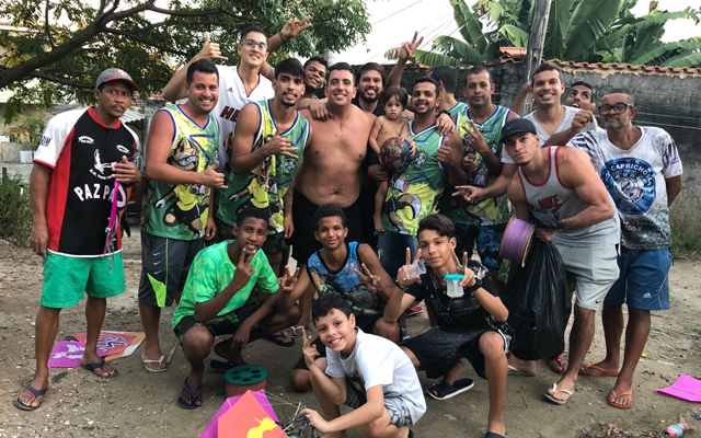 Lucas Paquetá se junta a amigos de infância e participa de festival de pipa