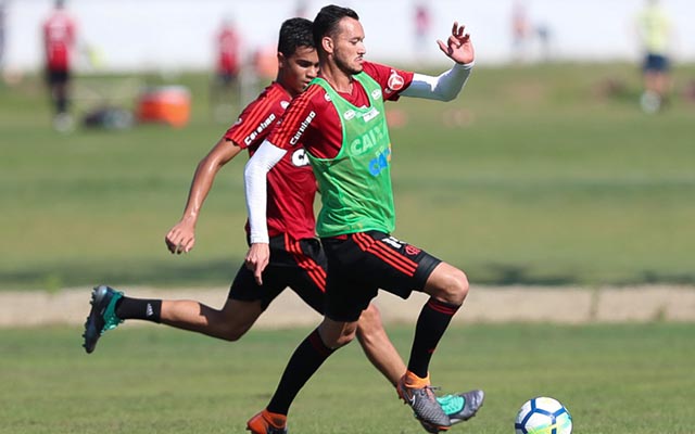 Réver recupera condição de titular em treino do Flamengo