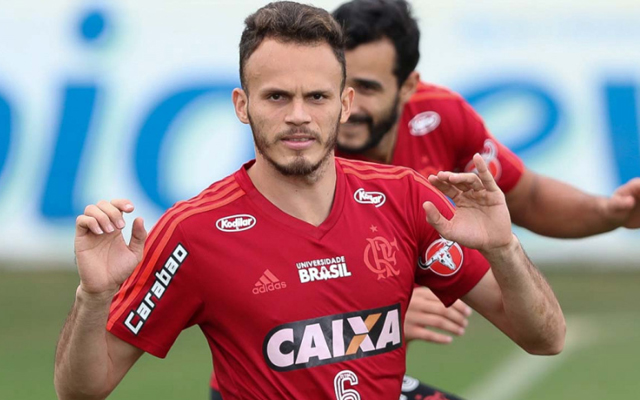 Flamengo parabeniza Renê, e torcedores fazem cobranças ao lateral