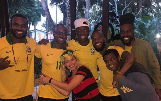 Jogadores do Fla publicam fotos e vídeos assistindo ao jogo de estreia do Brasil na Copa