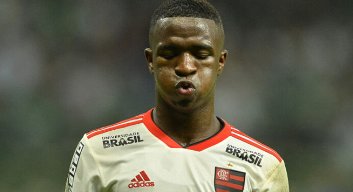Fla é surpreendido com vídeo de despedida de Vinicius e aguarda comunicado do Real
