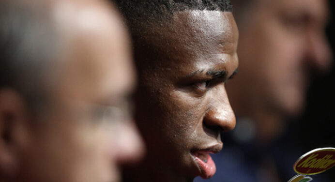 Jornal afirma que Real recebeu ofertas por Vinicius e que o jogador deve ser emprestado