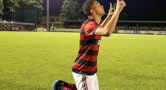 Joia da base do Fla, Vitor Gabriel revela atenção especial de Noval: “Orienta e aconselha sempre”