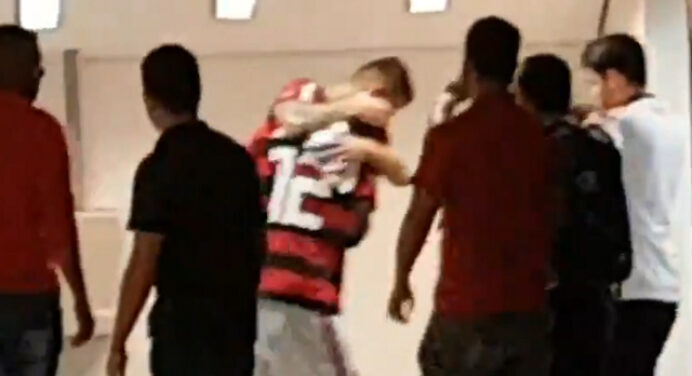 EMOCIONANTE! Vinicius chega no vestiário aos prantos e é consolado por Vizeu