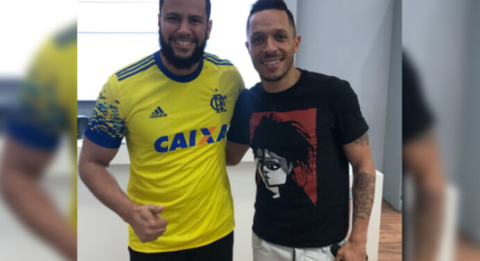 Na mira do Flamengo, lateral Adriano visita lojas do clube no Rio de Janeiro
