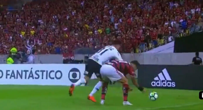 Imagens da TV evidenciam agressão de jogador do Corinthians contra Lucas Paquetá