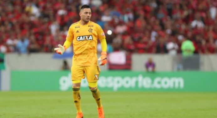Comentarista enxerga falha de Diego Alves em gols sofridos diante do Corinthians