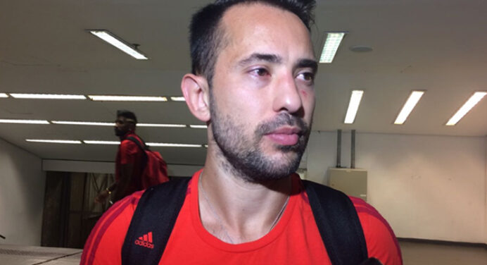 Éverton Ribeiro reclama do cartão que o suspende para clássico contra o Botafogo, elogia Uribe e ressalta parte física do time