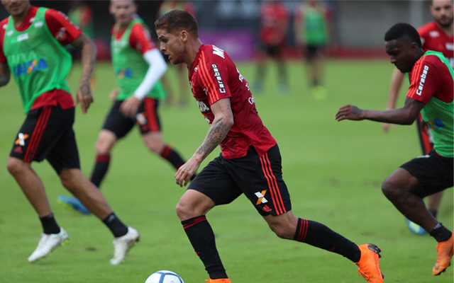 Cuéllar é testado na zaga em treino do Flamengo