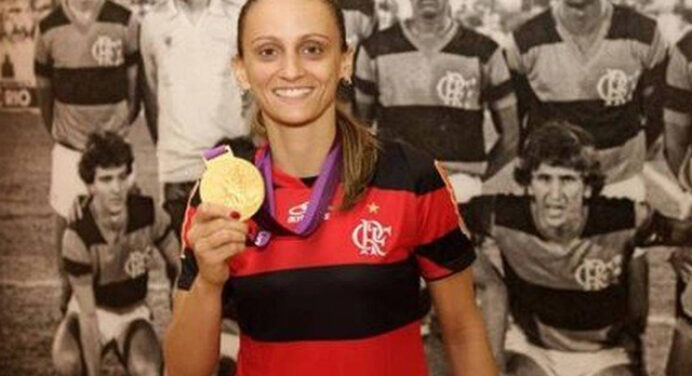 ‘Rubro-Negra fanática’, Fabi revela que pais não deixavam estender roupa do Vasco em casa