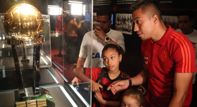 Uribe visita o Fla Memória e conhece mais sobre a história do clube