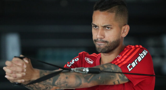 Rômulo é preparado para jogo decisivo do Fla, mas não atua 90 minutos há 10 meses