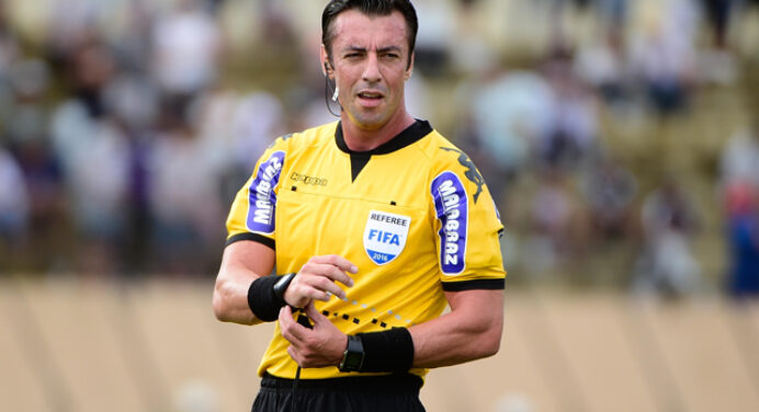 Escala de arbitragem para semifinal não agrada dirigentes do Grêmio; bronca é com brasileiro no VAR