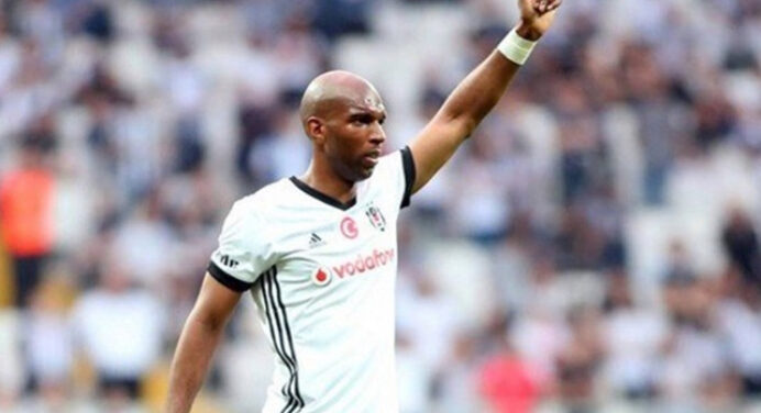 Besiktas oferece renovação de contrato e aumento salarial para Ryan Babel