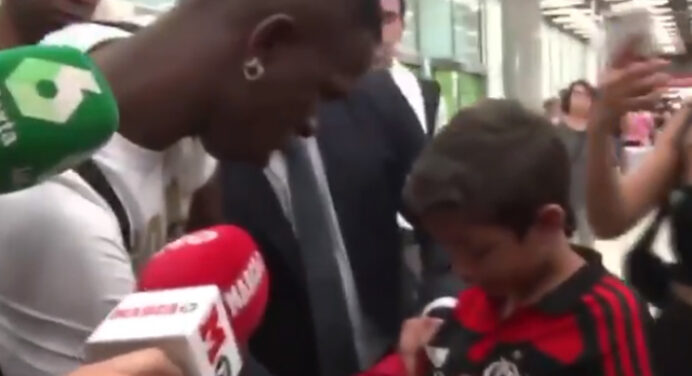 Vinicius Jr desembarca em Madrid e é recepcionado por torcedores do Fla