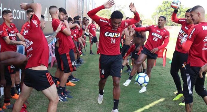 Agora pode jogar! Vitinho é ‘batizado’ por companheiros no Ninho do Urubu