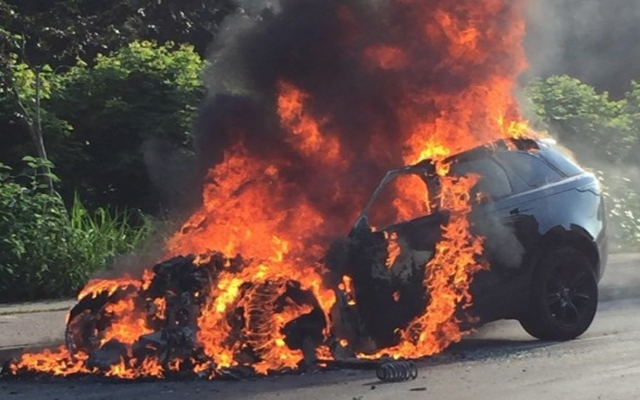 Só um susto: carro de Paquetá pega fogo a caminho do Ninho