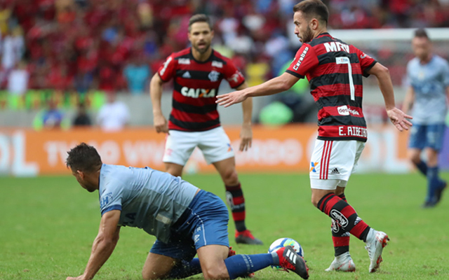 Comentarista dispara contra atuações de Éverton Ribeiro pelo Fla: “Não deve estar em campo”