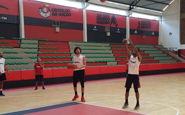 Varejão e Jhonatan iniciam os treinamentos com o elenco do FlaBasquete