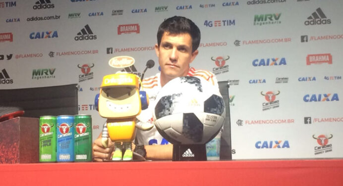 Uribe, Dourado ou os dois? Barbieri fala sobre time titular para encarar o Grêmio