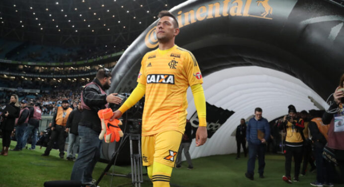 Diego Alves não se retrata com companheiros, e clima segue ruim para o goleiro no Flamengo