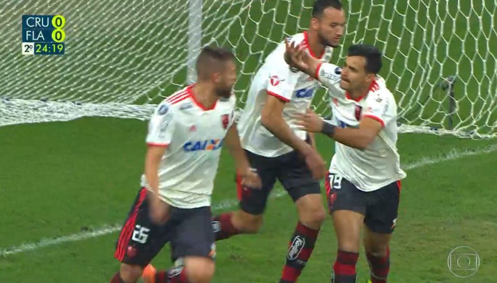 GOL DO MENGÃO! Léo Duarte abre o placar no Mineirão