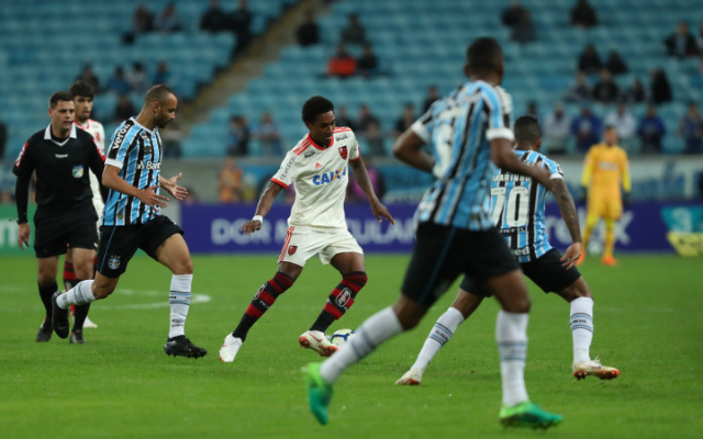 Fla demonstra pouca inspiração, cria poucas chances, e é derrotado pelo Grêmio