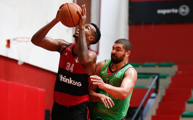 Experiente e jovem, João Vitor faz a ligação entre os dois perfis do FlaBasquete