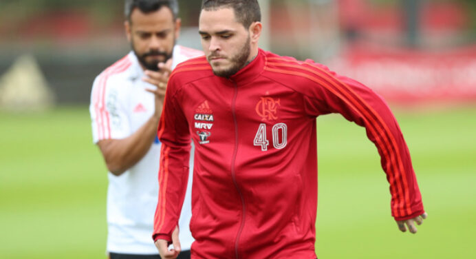 Thiago Santos e Ronaldo fazem trabalho específico no Ninho do Urubu