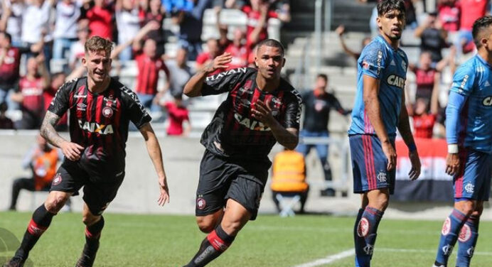 Comentarista contesta diferença de postura do Fla em partidas contra Grêmio e Atlético-PR