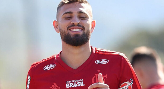 Comentarista faz campanha por Léo Duarte, zagueiro do Flamengo, na seleção brasileira