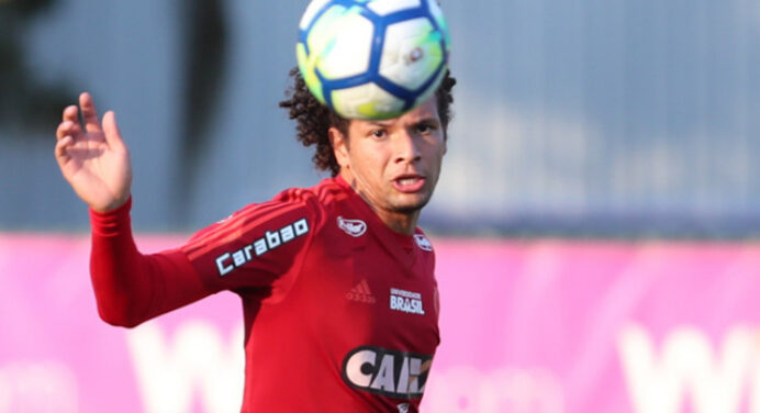 Dirigente do Santos nega interesse por Willian Arão