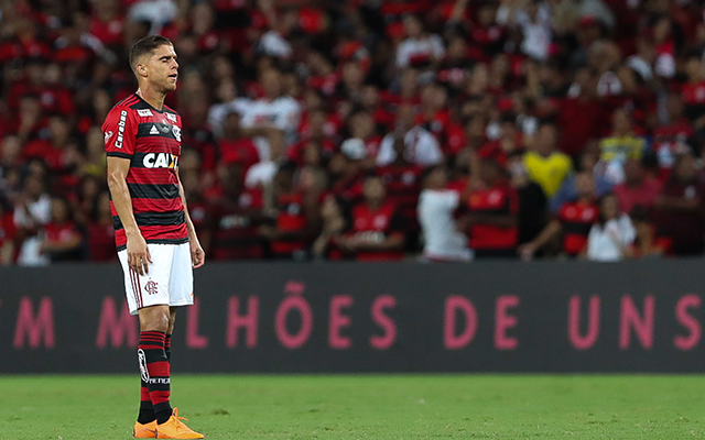 Cansado, porém com vontade: Cuéllar conversa com Barbieri e se coloca à disposição para ajudar o Flamengo contra o Vasco